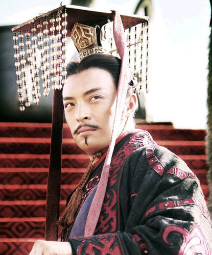 秦惠文王在位期间可以分为哪两个阶段？他为秦国做出哪些贡献？