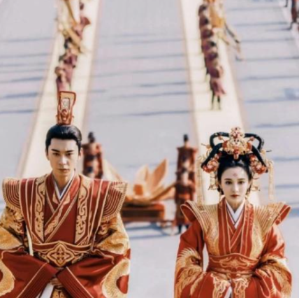 东宫：虚构王朝下的历史镜像与情感漩涡