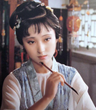 绛珠仙草的凡尘悲歌：林黛玉人物形象的多维透视