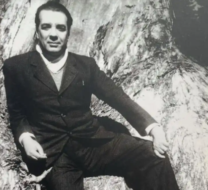 探秘博尔赫斯:从诗韵到小说迷宫的创作之旅